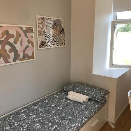 Single Bedrooms With Wifi And Underbed 10 Лондон Экстерьер фото