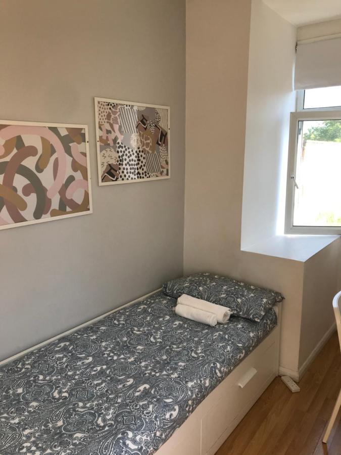Single Bedrooms With Wifi And Underbed 10 Лондон Экстерьер фото