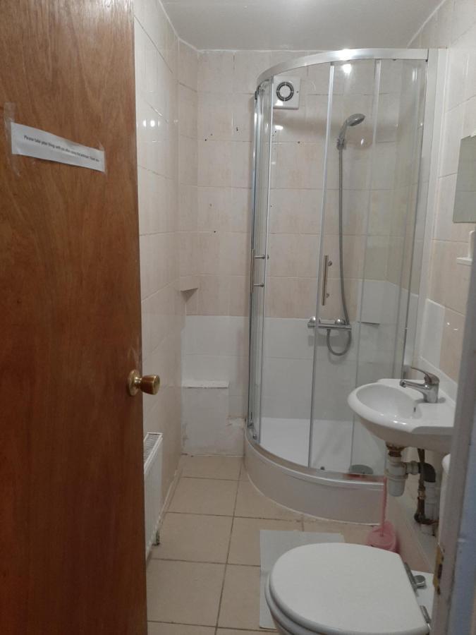 Single Bedrooms With Wifi And Underbed 10 Лондон Экстерьер фото