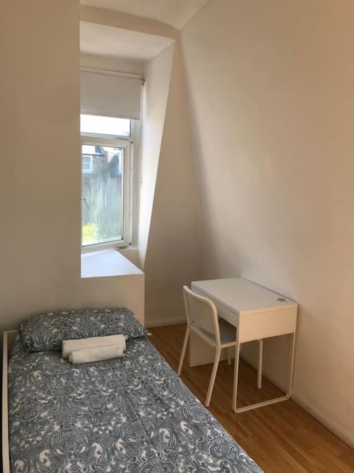 Single Bedrooms With Wifi And Underbed 10 Лондон Экстерьер фото